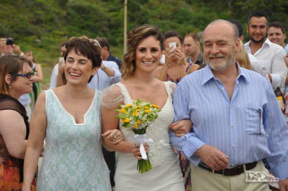 A Beth e o Eduardo trazem a filha para seu casamento na praia Grande na Ilha do Mel, no litoral do Paraná